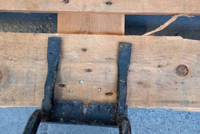 Pallet buster niggle. Sometimes the planks are too wide.
