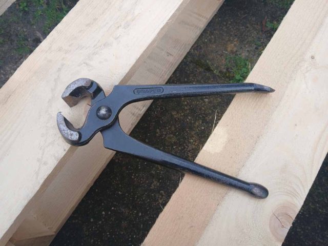 Draper carpenters' pincers. Great for removing nails with no heads.