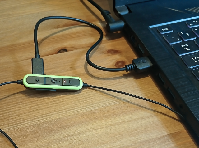 Charging the ISOtunes Pro Aware 2.0 Earphones using the supplied USB-C charging cable